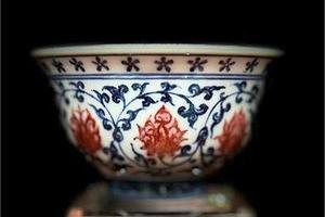 青花釉里红缠枝莲压手杯