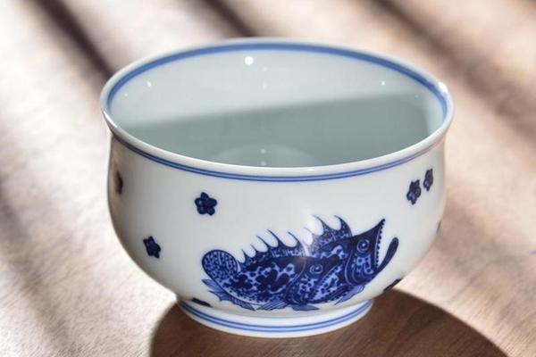 望月怀古手绘青花鱖鱼炉式杯