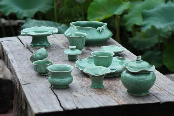 王斌青瓷 《残荷》系列作品