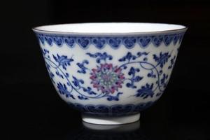 赏瓷观窑青花斗彩穿枝莲纹敞
口杯