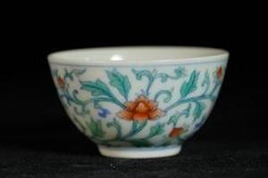 赏瓷观窑青花斗彩穿枝石榴纹
小牛眼杯