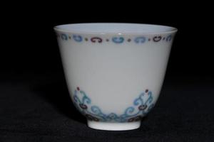 赏瓷观窑青花斗彩如意纹仰鈡
式杯