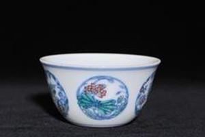 赏瓷观窑青花斗彩团花卧足杯