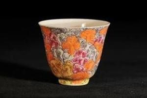 赏瓷观窑内暗纹粉彩祥云纹杯