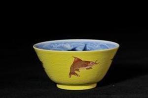 赏瓷观窑地黄青花海水鱼纹马
蹄杯