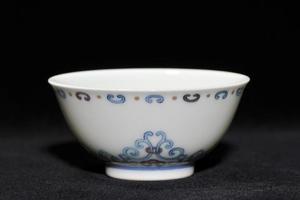 赏瓷观窑青花斗彩如意纹撇口
杯