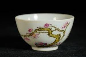 赏瓷观窑粉彩梅花小牛眼杯