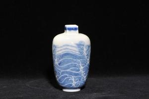 赏瓷观窑青花海浪纹方口瓶