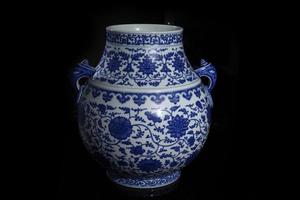 赏瓷观窑青花缠枝莲纹鸠耳尊