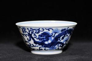 赏瓷观窑青花螭龙纹马蹄杯