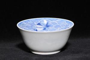 赏瓷观窑内青花海水鱼纹敞口
杯