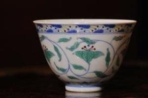 赏瓷观窑青花斗彩五子莲纹敞
口杯