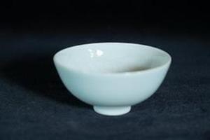 赏瓷观窑内暗龙纹白釉敞口杯