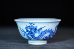赏瓷观窑青花海水双龙纹撇口
杯