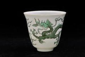 赏瓷观窑暗纹绿彩龙纹仰鈡式
杯