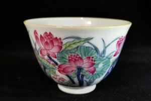 赏瓷观窑青花斗彩莲塘荷花杯