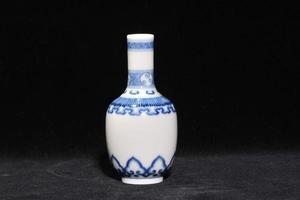 赏瓷观窑青花如意纹棒槌瓶