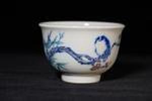赏瓷观窑青花斗彩竹梅花鸟图
墩式杯