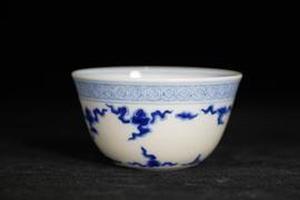 赏瓷观窑青花祥云卧足杯