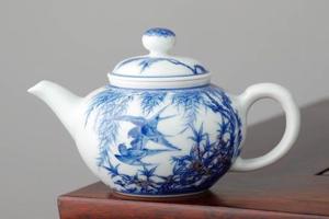 小雅青花釉里红春燕壶