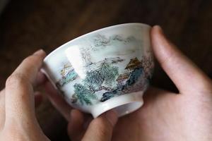 快雪時晴粉彩山水撇口杯款二