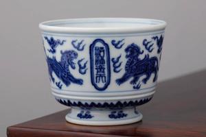 阮定荣仿明青花五福临门杯