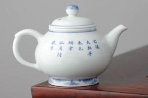 小雅青花釉里红松竹梅壶