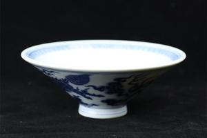 快雪时晴青花内雕麒麟纹斗笠杯