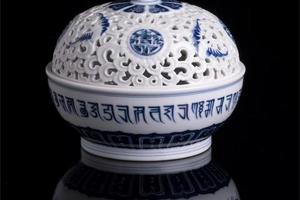 快雪时晴青花梵文雕刻缠枝福寿纹香炉