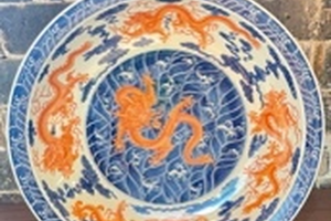 皇窑清雍正青花矾红海水龙纹盘