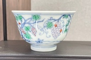 皇窑仿明成化斗彩葡萄纹杯