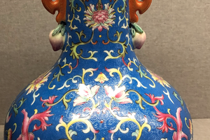 皇窑仿清乾隆蓝地轧道虬穿花福寿双耳瓶
