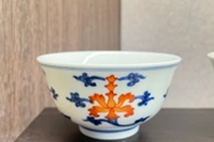 皇窑仿清乾隆青花斗矾红勾莲纹单杯