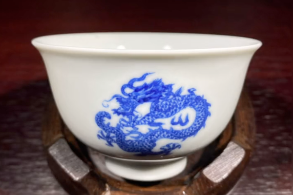 仿清康熙团龙纹杯