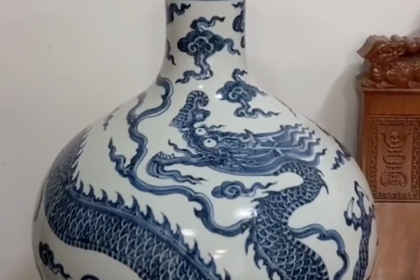 仿明宣德青花云龙纹天球瓶