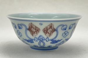 青花釉里红白描莲托牡丹小撇口杯
