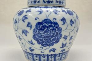 青花缠枝莲纹茶叶罐