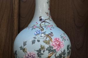 扒花牡丹喜鹊蓝底天球瓶