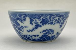 青花海水暗刻龙纹杯