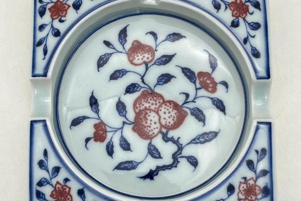青花釉里红三多烟灰缸