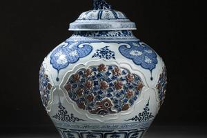 元青花釉里红开光镂雕盖罐