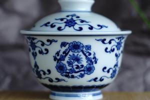 青花缠枝花纹两才盖碗