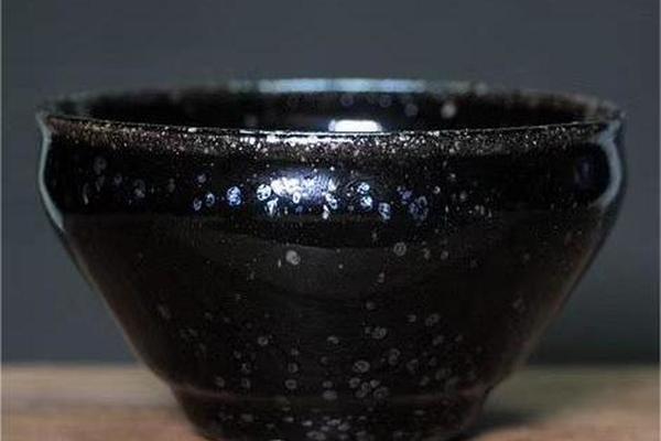 黑底银滴