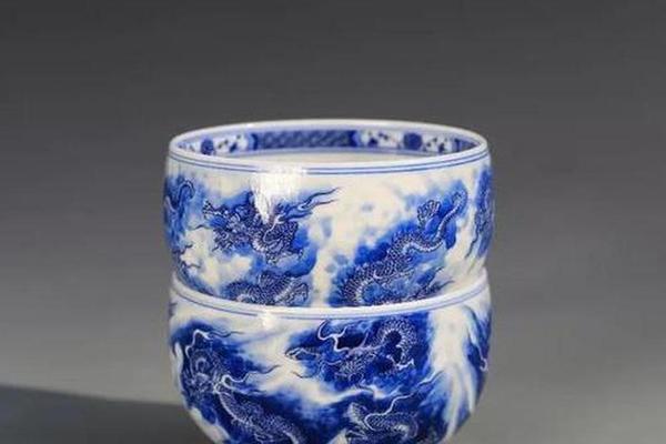 青花龙纹杯