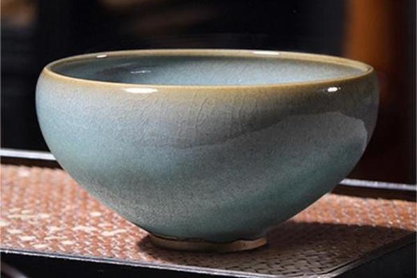 天蓝釉紫红窑变鸡心碗