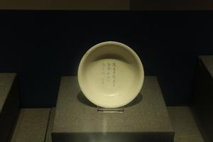 白釉卧足碗