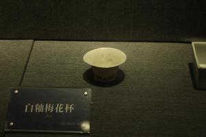 白釉梅花杯