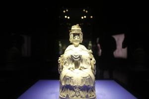白釉妈祖雕塑