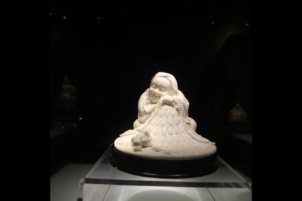 白釉“弥勒戏金蟾”雕塑