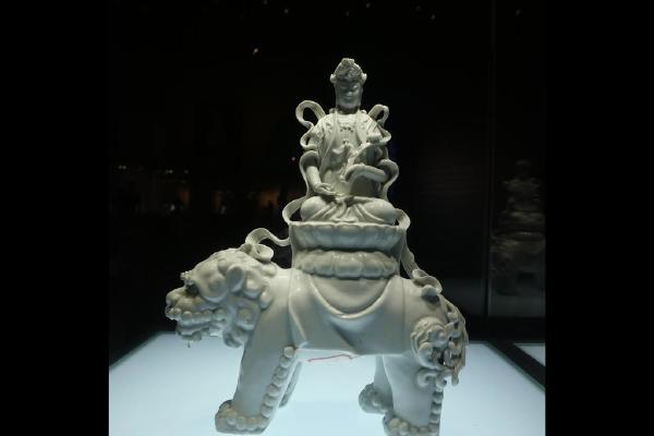 白釉骑兽观音雕塑